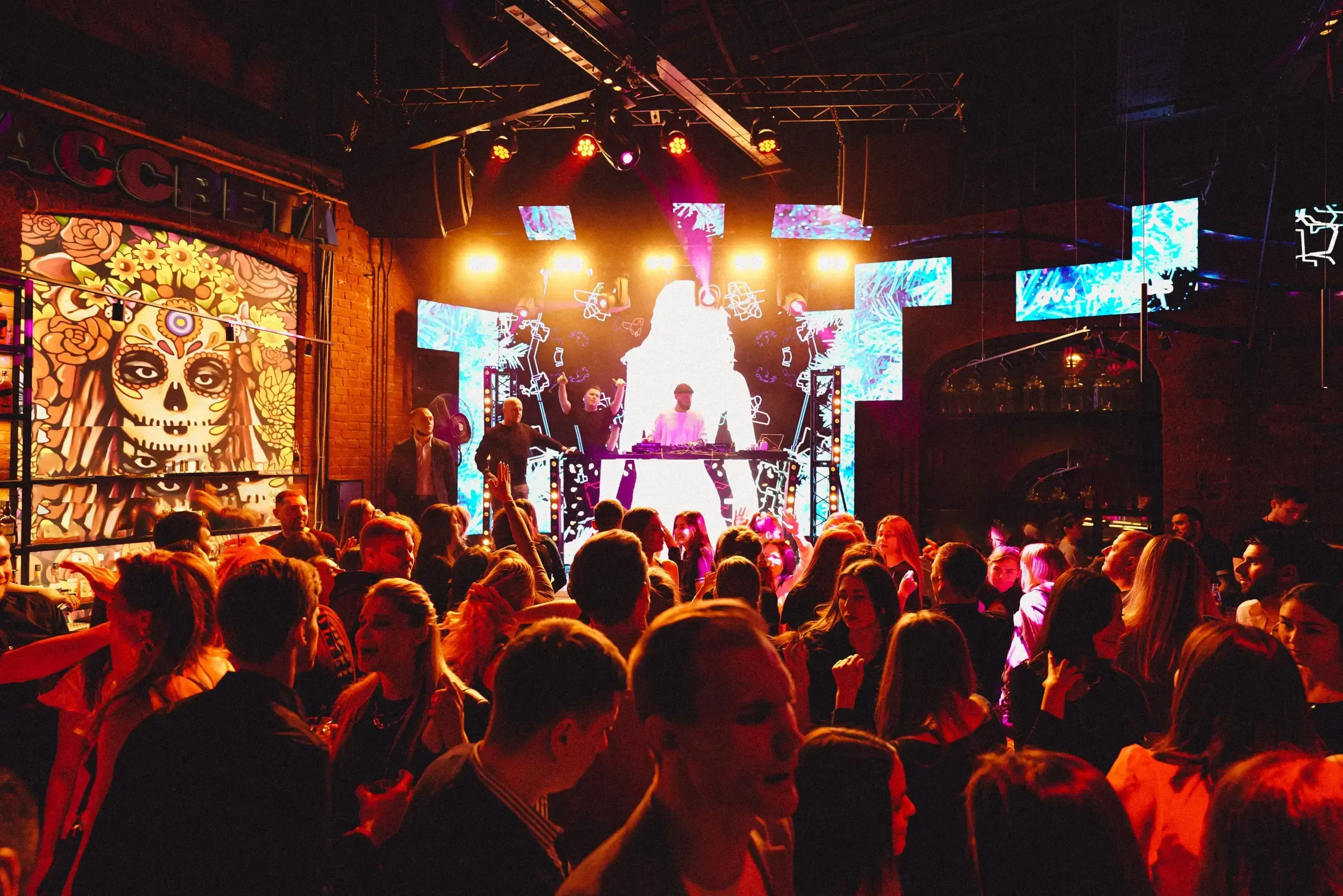 Слайд из фотографий школы Pioneer DJ School