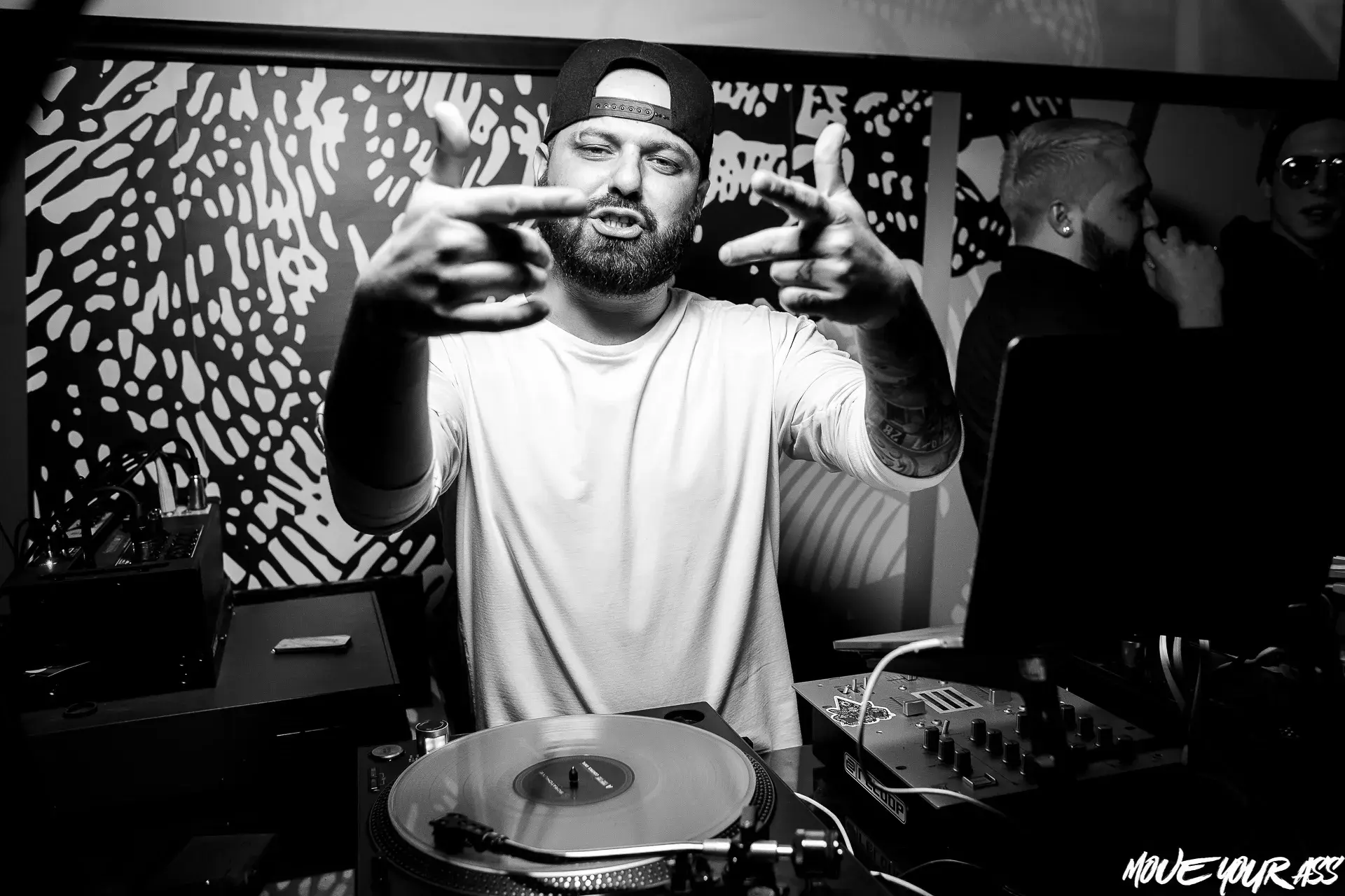  Слайд из фотографий школы Pioneer DJ School