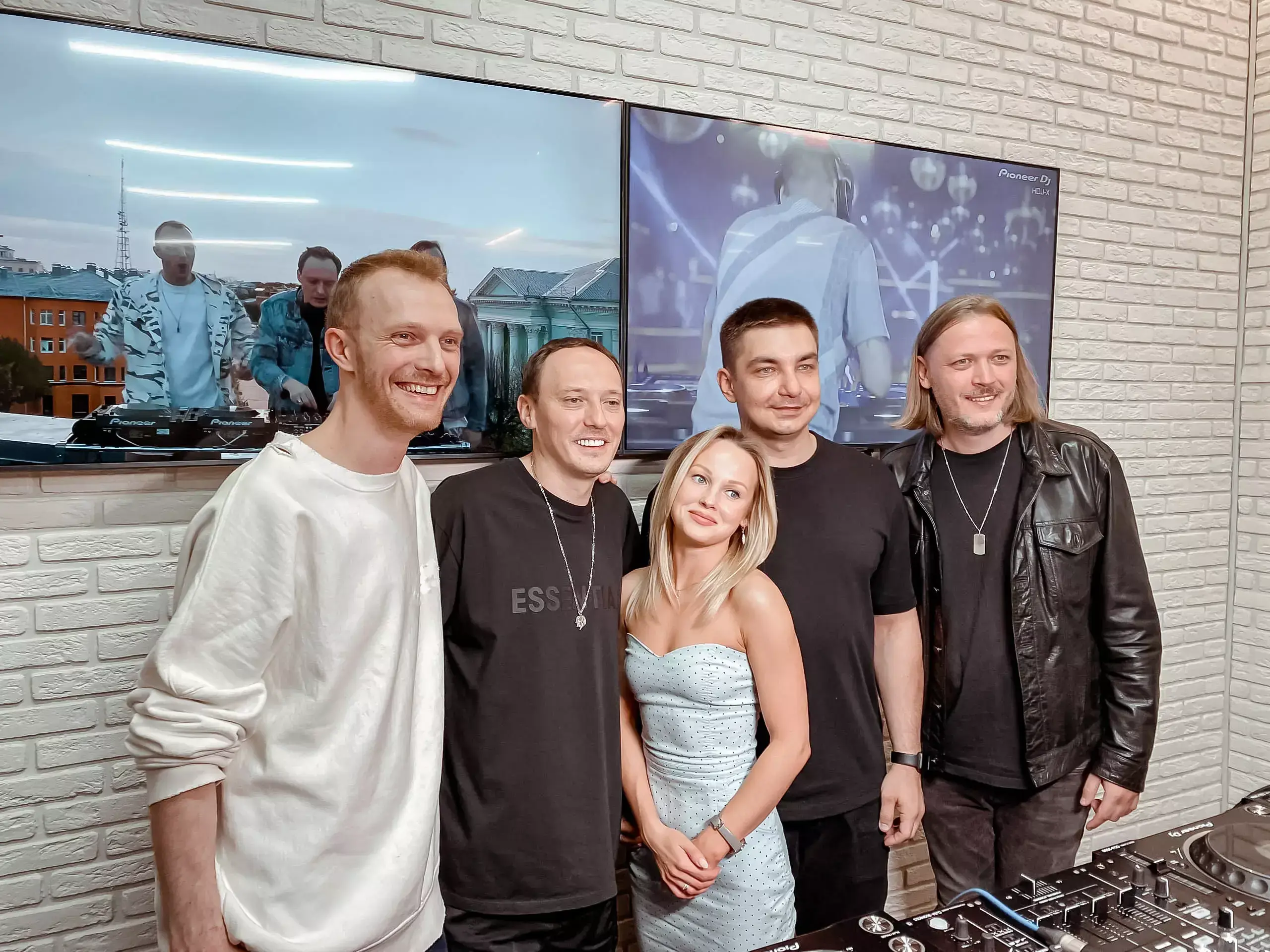 Слайд из фотографий школы Pioneer DJ School
