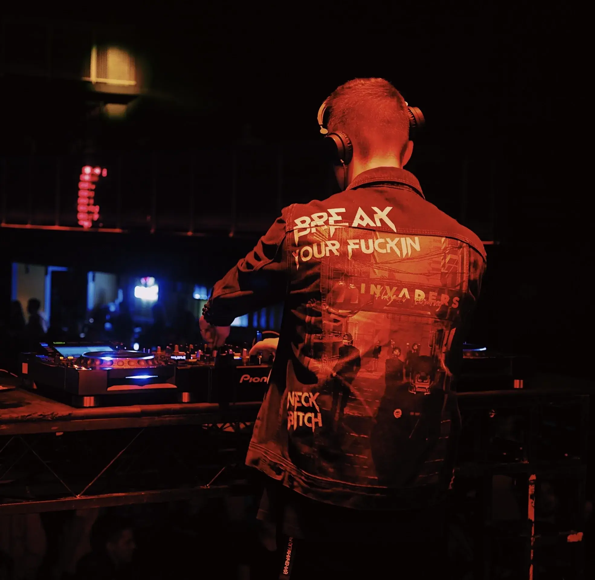 Слайд из фотографий школы Pioneer DJ School